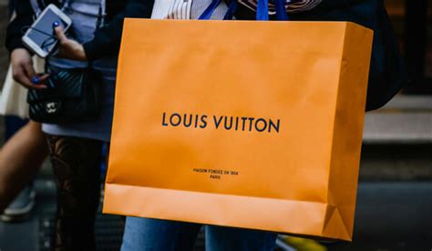 does Lv have an outlet